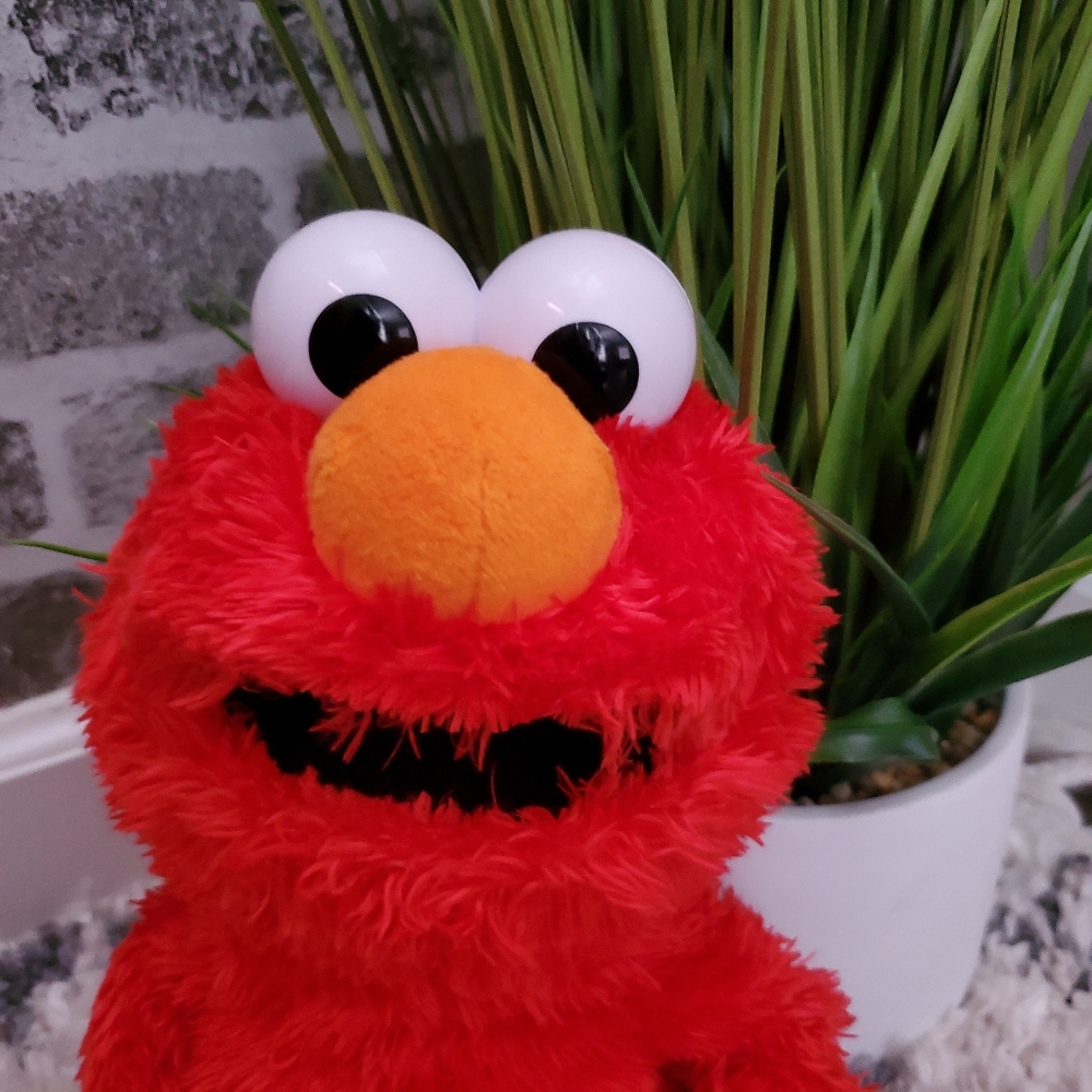 Hasbro Tickle Me Elmo talks sings and raises arms 2 language options